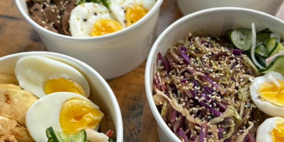 Donburi é prático e completo: tem arroz, proteína e acompanhamentos