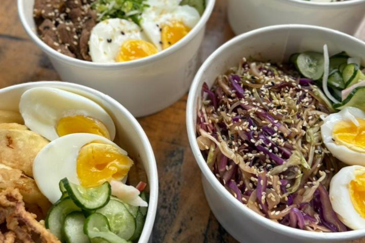 Donburi é prático e completo: tem arroz, proteína e acompanhamentos