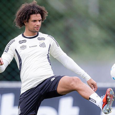 O volante Willian Arão é presença certa no meio-campo do Peixe na partida contra o Mirassol