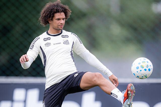 O volante Willian Arão é presença certa no meio-campo do Peixe na partida contra o Mirassol