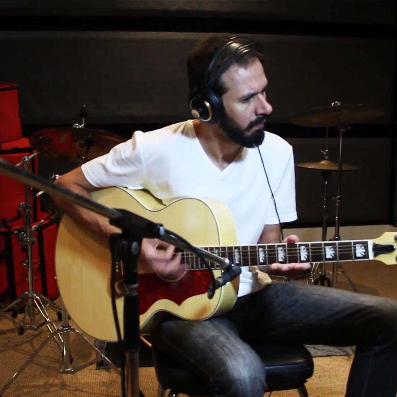 Cezar, começou a aprender violão aos nove anos, compôs a trilha para 71ª temporada de Clash Royale