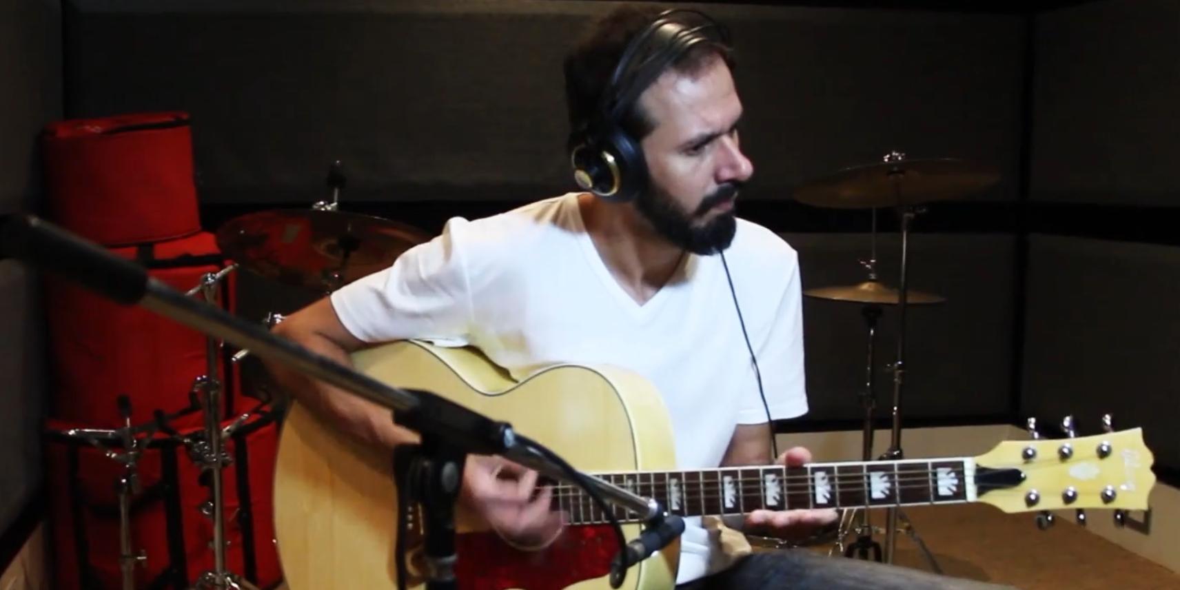 Cezar, começou a aprender violão aos nove anos, compôs a trilha para 71ª temporada de Clash Royale