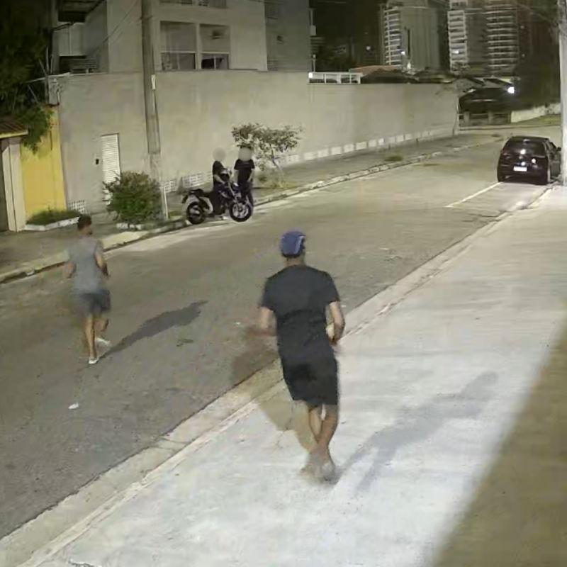 Três homens foram flagrados assaltando um funcionário, um morador e um turista em frente de uma pousada na Enseada