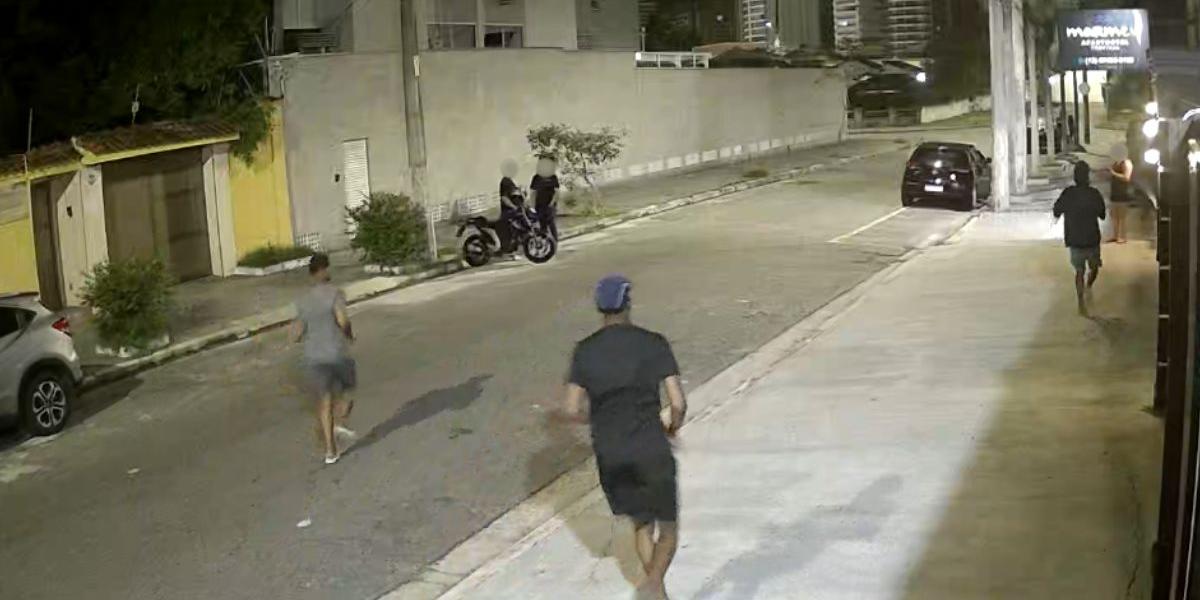 Três homens foram flagrados assaltando um funcionário, um morador e um turista em frente de uma pousada na Enseada