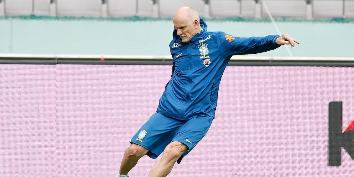 O preparador de goleiros da seleção brasileira, Taffarel, estará na Vila Belmiro neste domingo