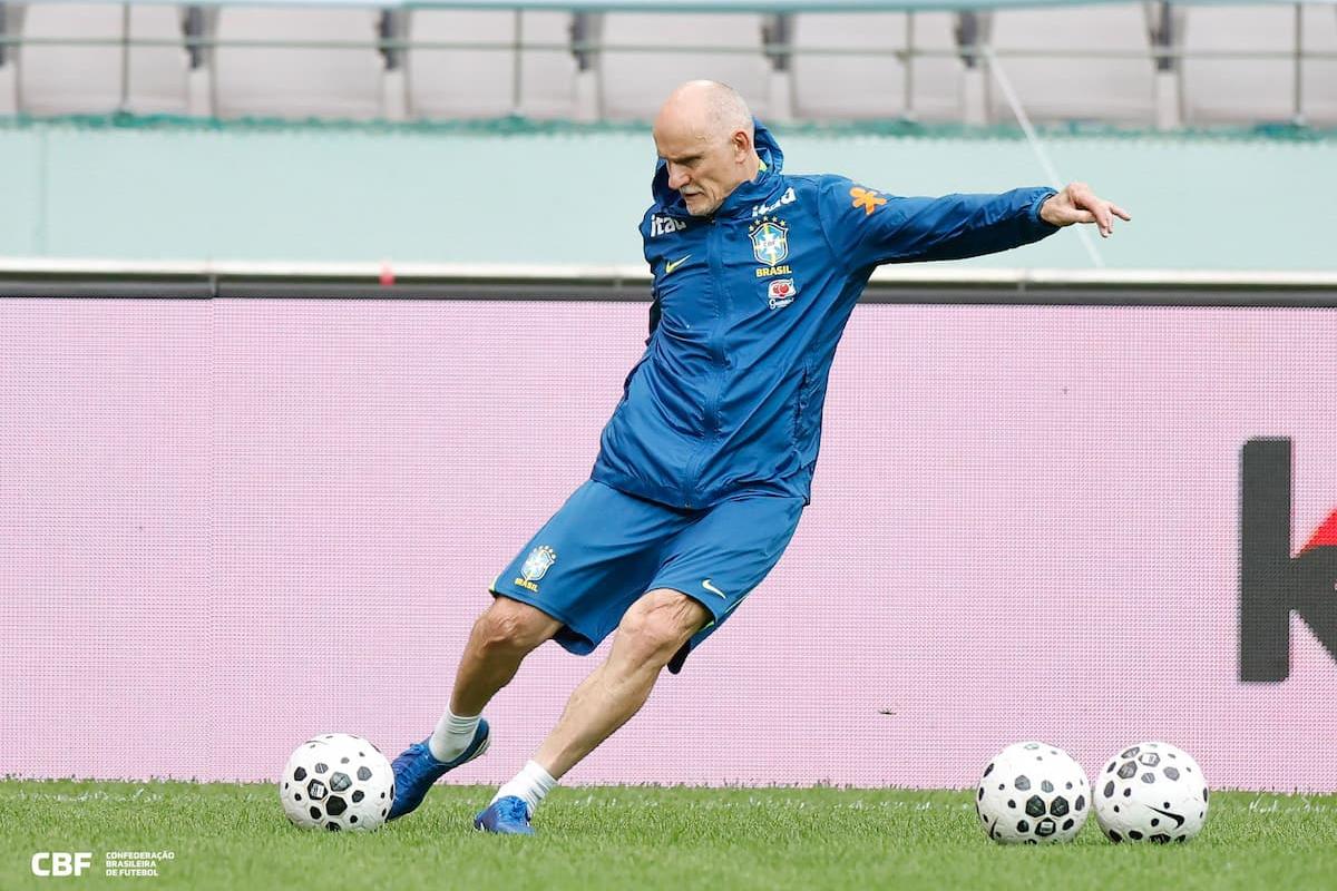 O preparador de goleiros da seleção brasileira, Taffarel, estará na Vila Belmiro neste domingo