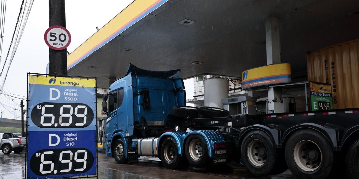 Presidente do Sindicam, Luciano de Carvalho, afirma que já houve alta de até R$ 0,80 por litro: “preocupados que isso apenas seja o início”