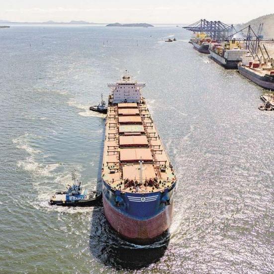 Ao final dos cinco primeiros anos de concessão, a concessionária aprofundará o canal para 15,5 metros