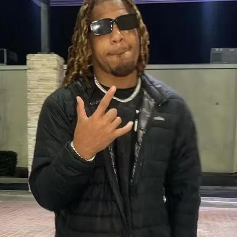 Jogador de futebol americano morre baleado ao tentar separar briga em bar nos EUA