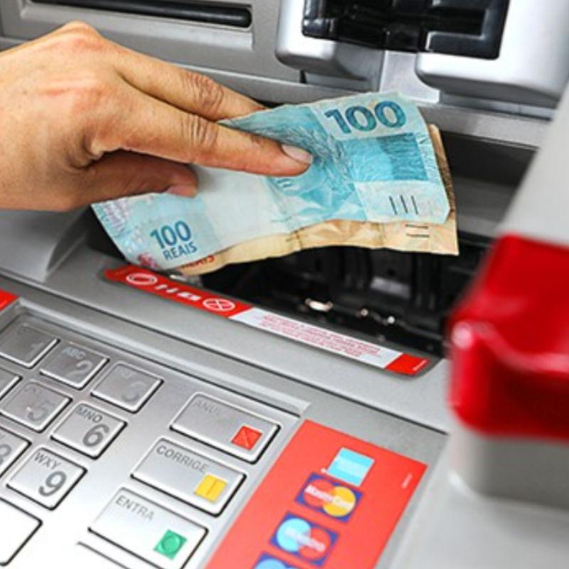 Caixa eletrônico vai acabar? Entenda o futuro do dinheiro físico na era do Pix e dos bancos digitais