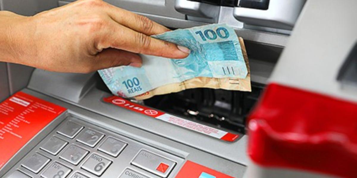 Caixa eletrônico vai acabar? Entenda o futuro do dinheiro físico na era do Pix e dos bancos digitais