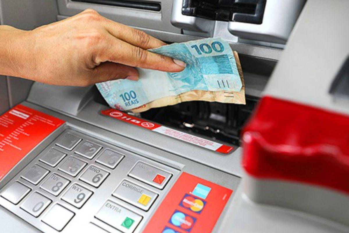 Caixa eletrônico vai acabar? Entenda o futuro do dinheiro físico na era do Pix e dos bancos digitais