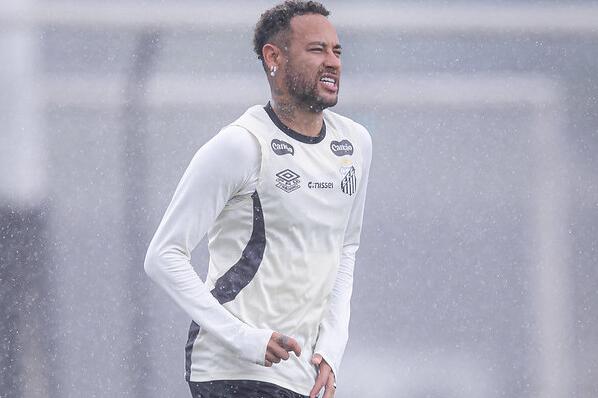 Poupado do jogo contra o Mirassol, Neymar treinou nesta terça no CT Rei Pelé