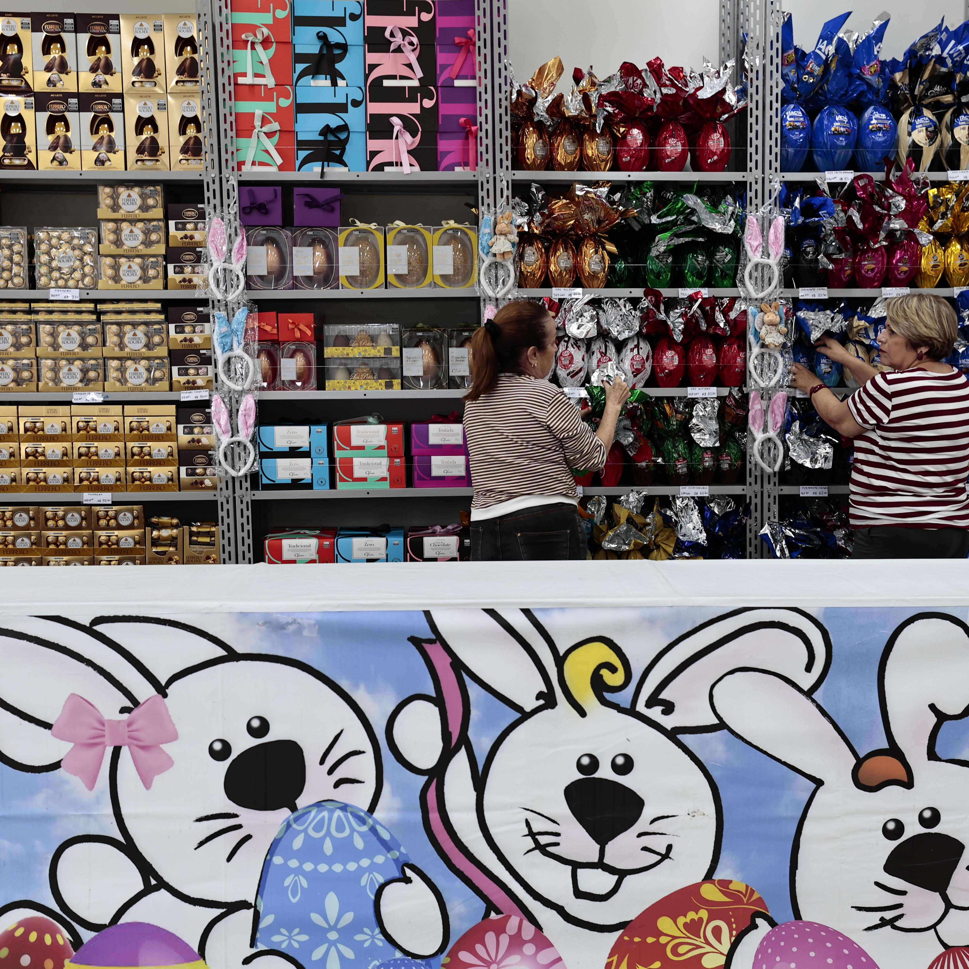 É na Av. Ana Costa, 434, Gonzaga. Abre todos os dias até 4 de abril