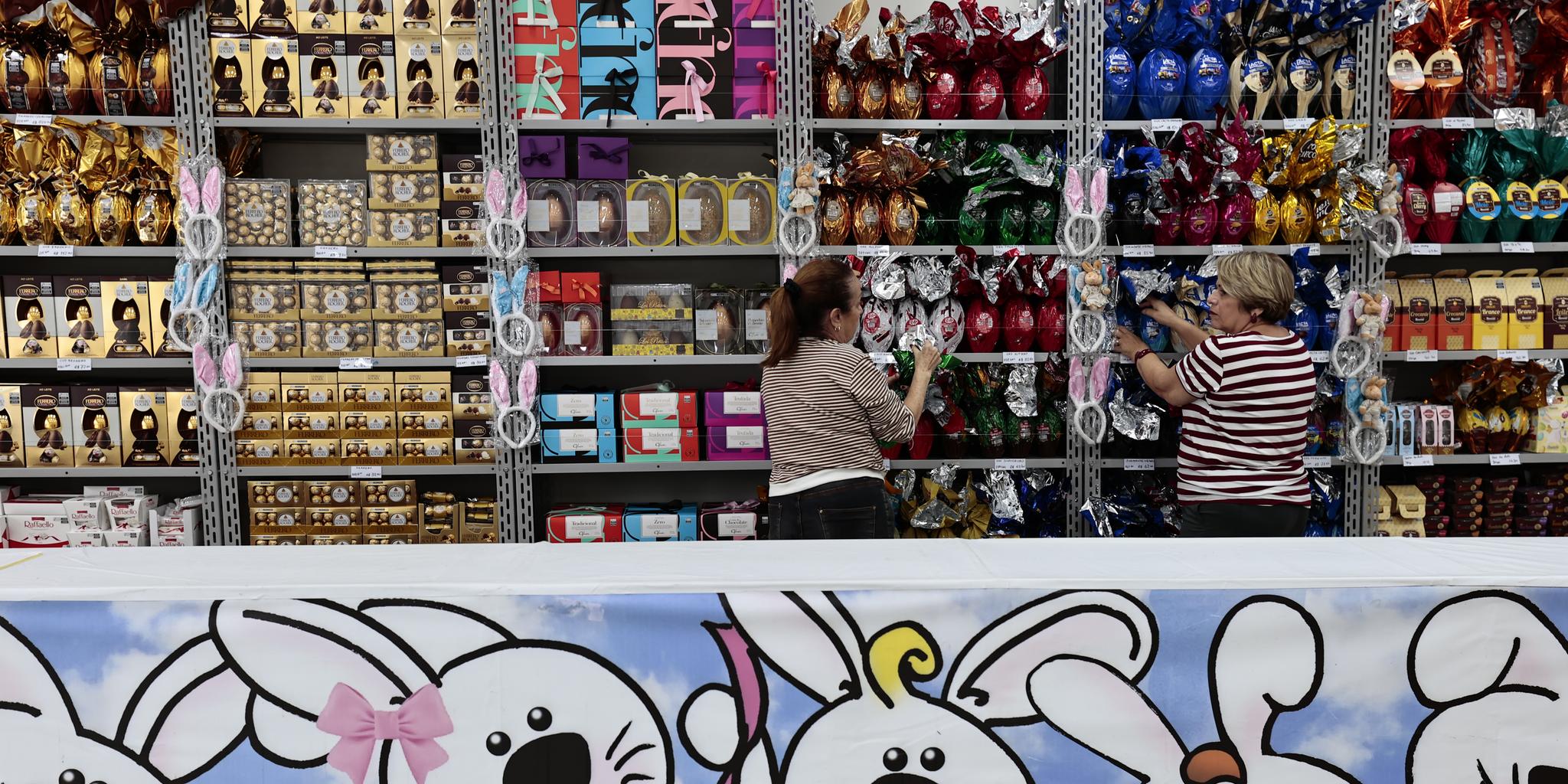 É na Av. Ana Costa, 434, Gonzaga. Abre todos os dias até 4 de abril