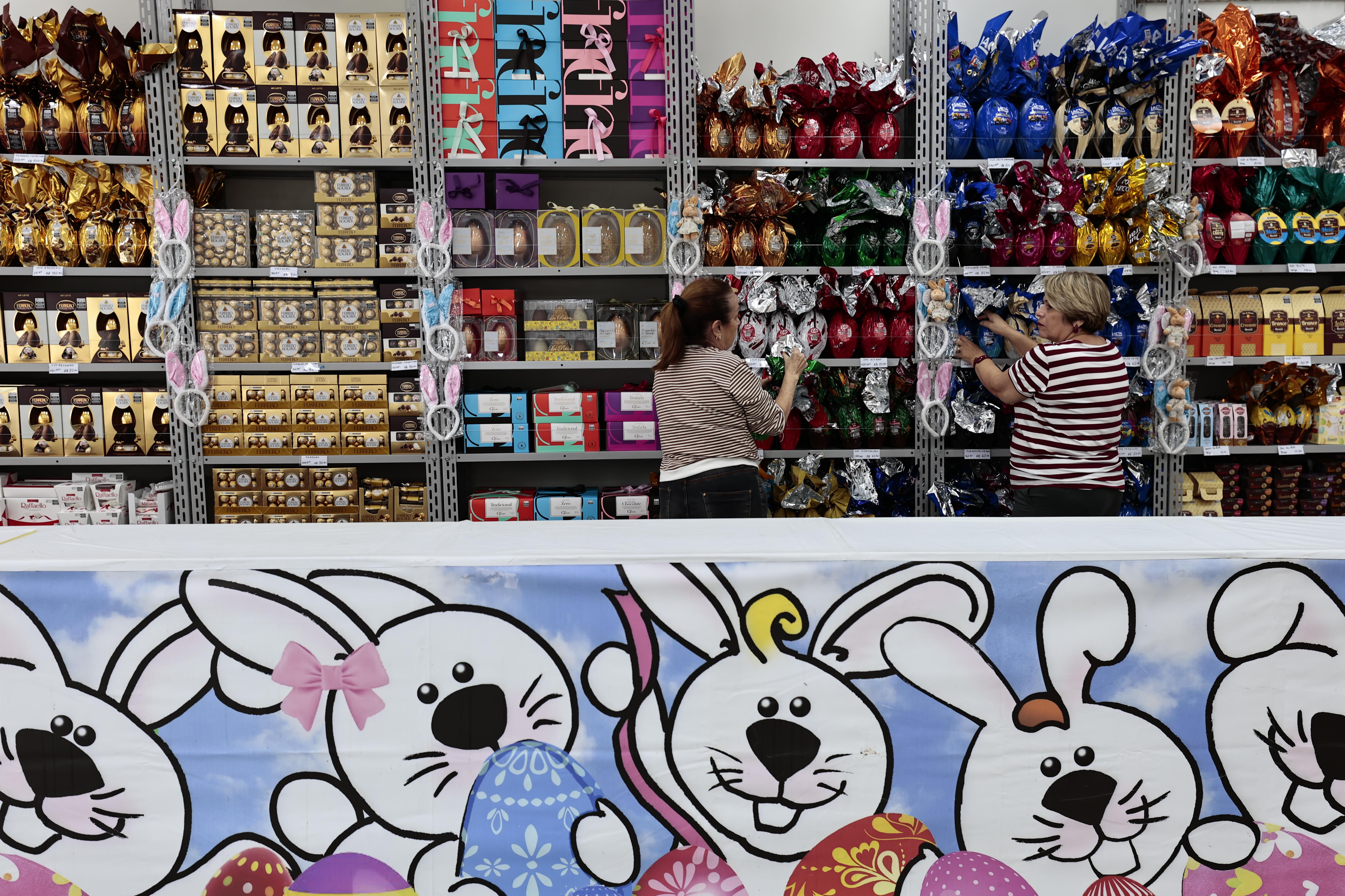 É na Av. Ana Costa, 434, Gonzaga. Abre todos os dias até 4 de abril