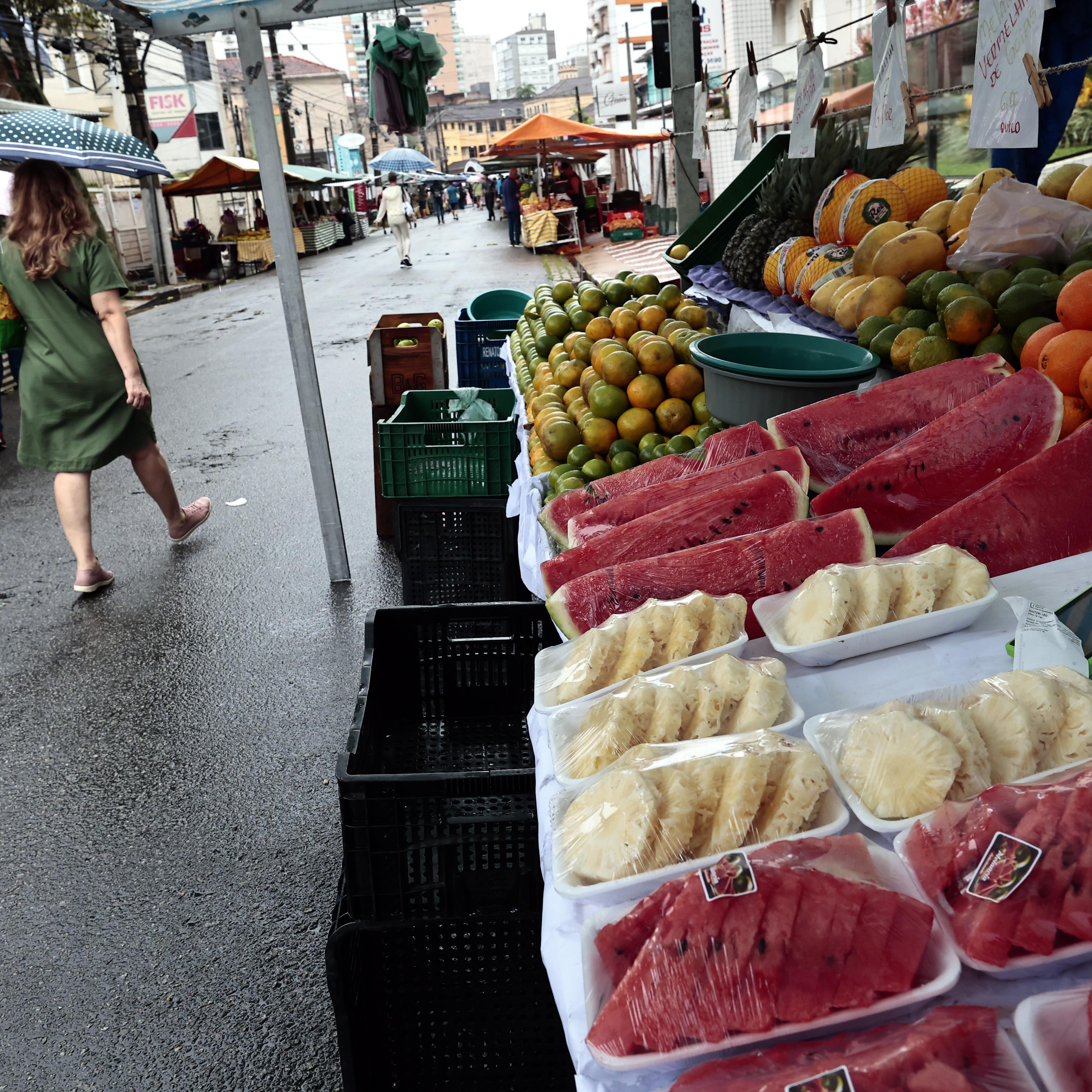 Clima chuvoso leva à queda na qualidade de produtos, afirmam comerciantes. Compradores pagam mais
