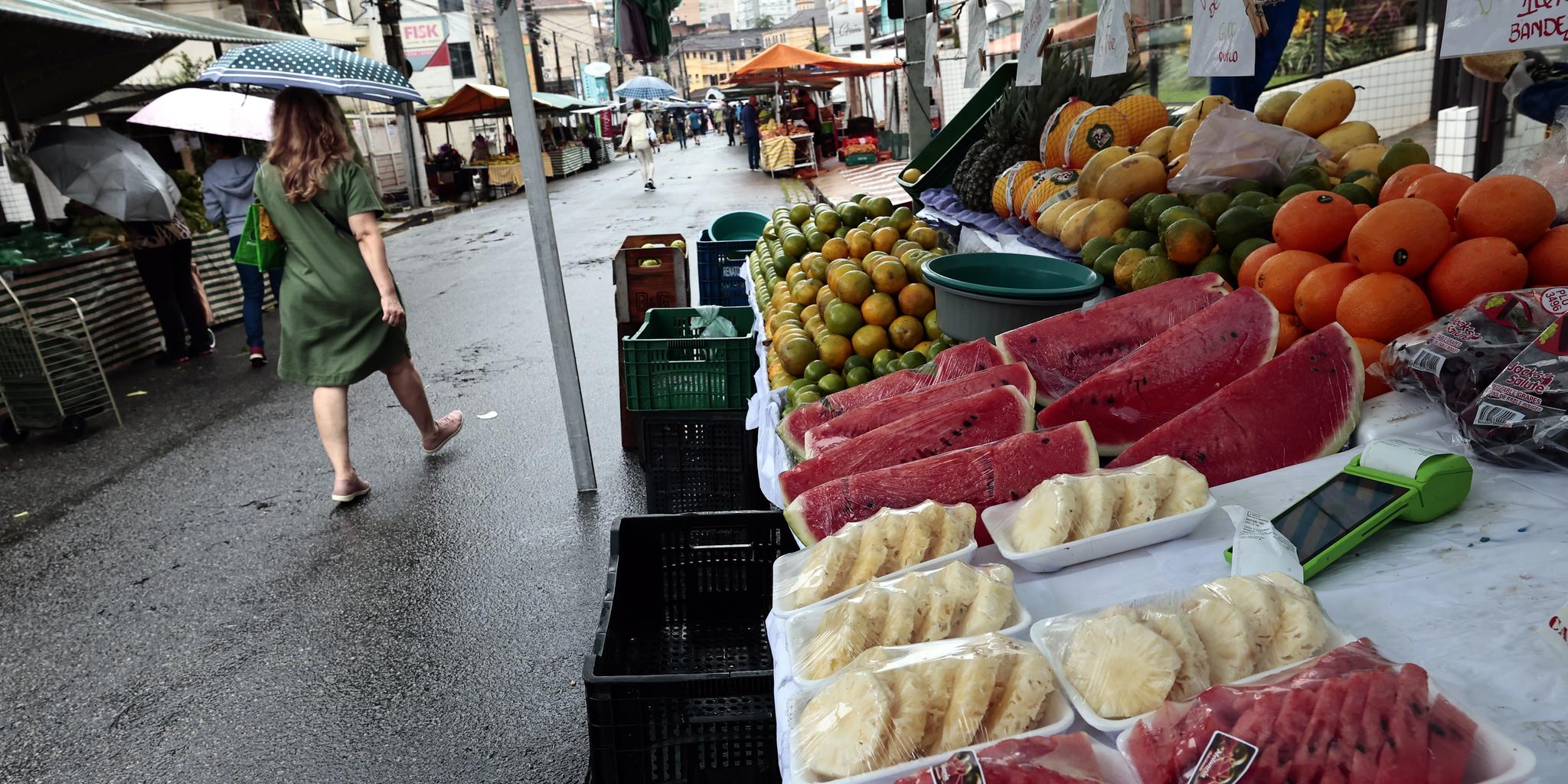 Clima chuvoso leva à queda na qualidade de produtos, afirmam comerciantes. Compradores pagam mais
