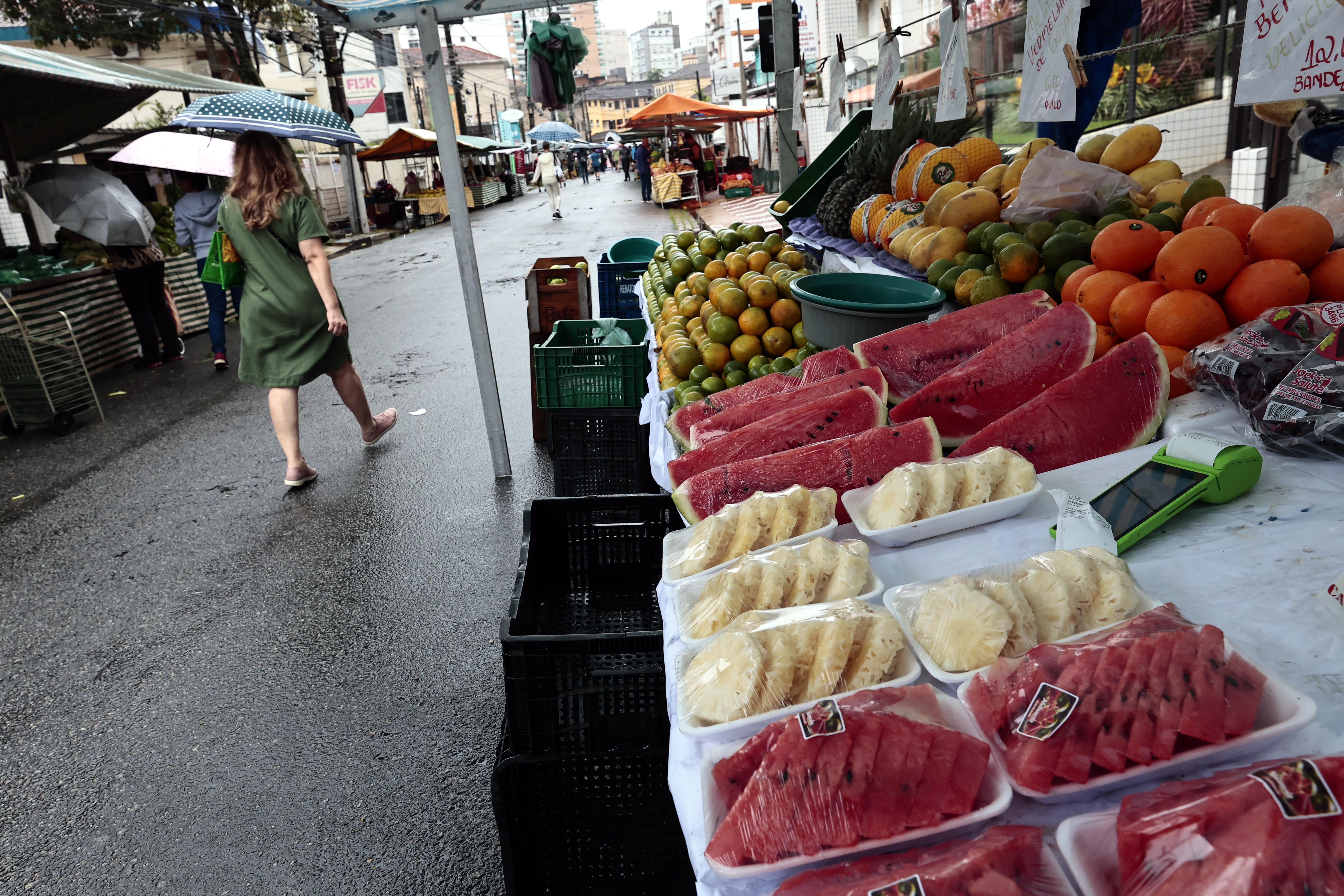 Clima chuvoso leva à queda na qualidade de produtos, afirmam comerciantes. Compradores pagam mais