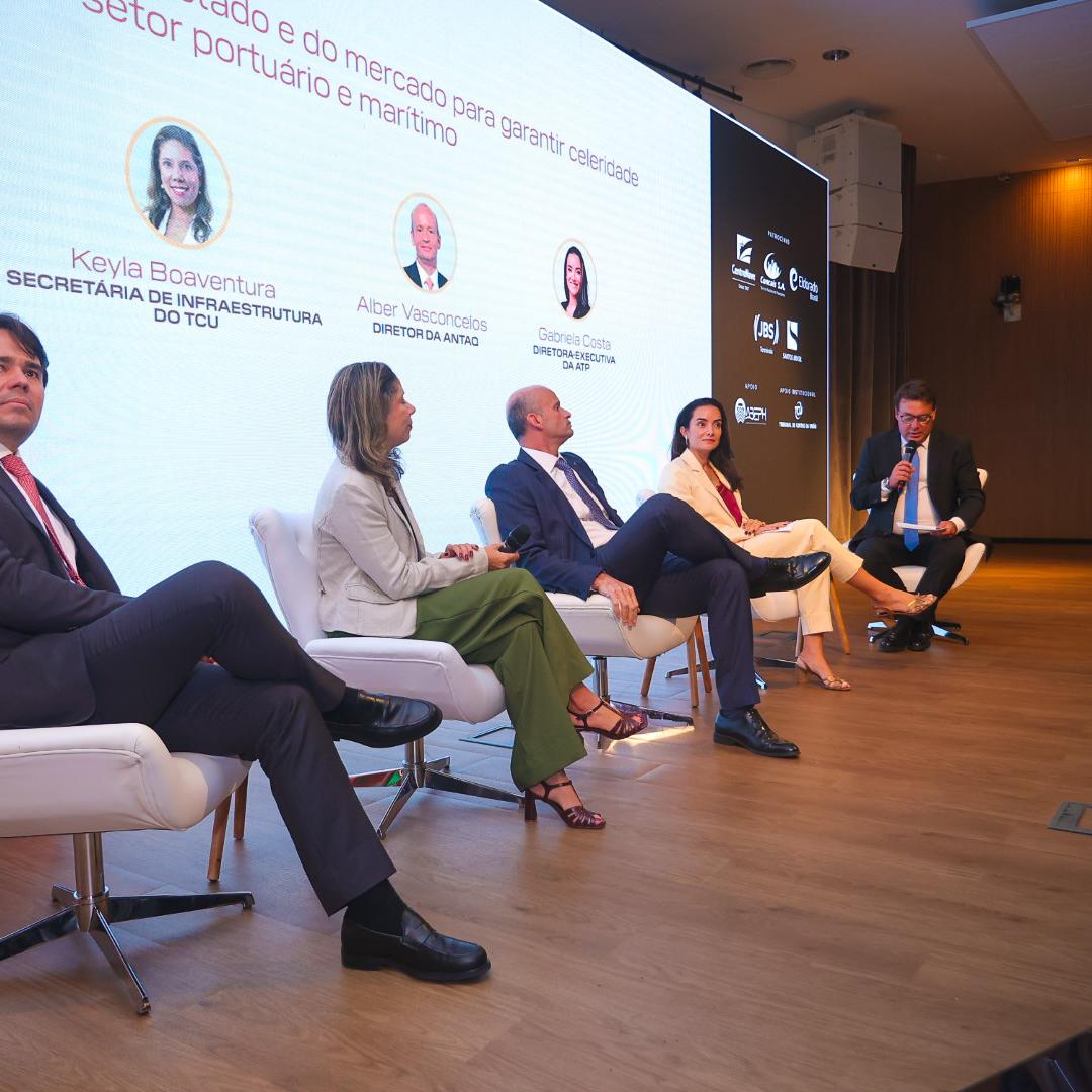Daniel Dorea, da Santos Brasil; Keyla Boaventura, do TCU; Alber Vasconcelos, da Antaq; e Gabriela Costa, da ATP, analisaram o cenário nacional com mediação de Maxwell Rodrigues