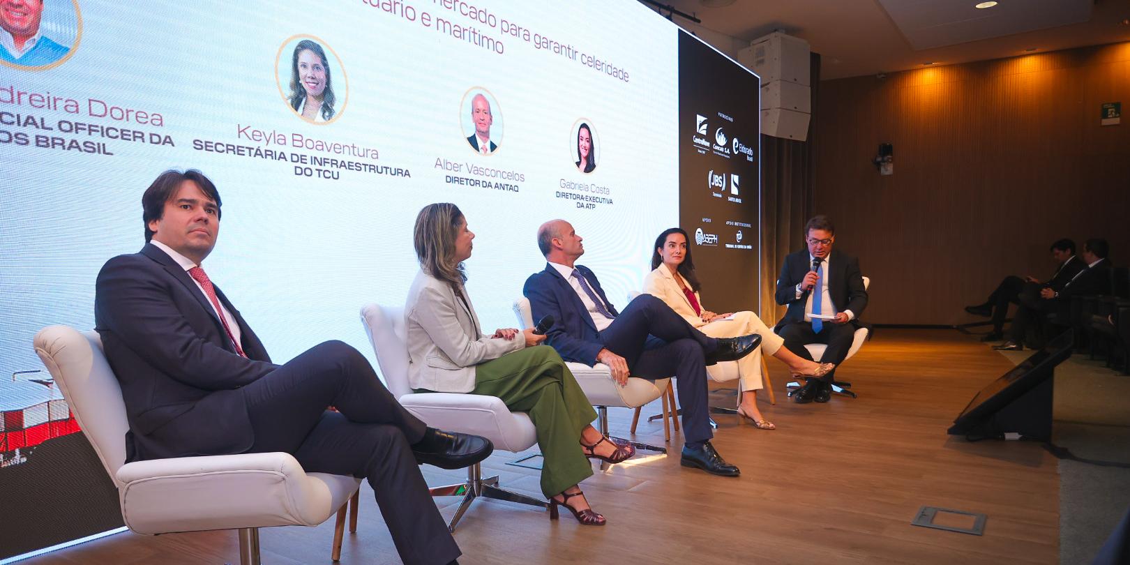 Daniel Dorea, da Santos Brasil; Keyla Boaventura, do TCU; Alber Vasconcelos, da Antaq; e Gabriela Costa, da ATP, analisaram o cenário nacional com mediação de Maxwell Rodrigues
