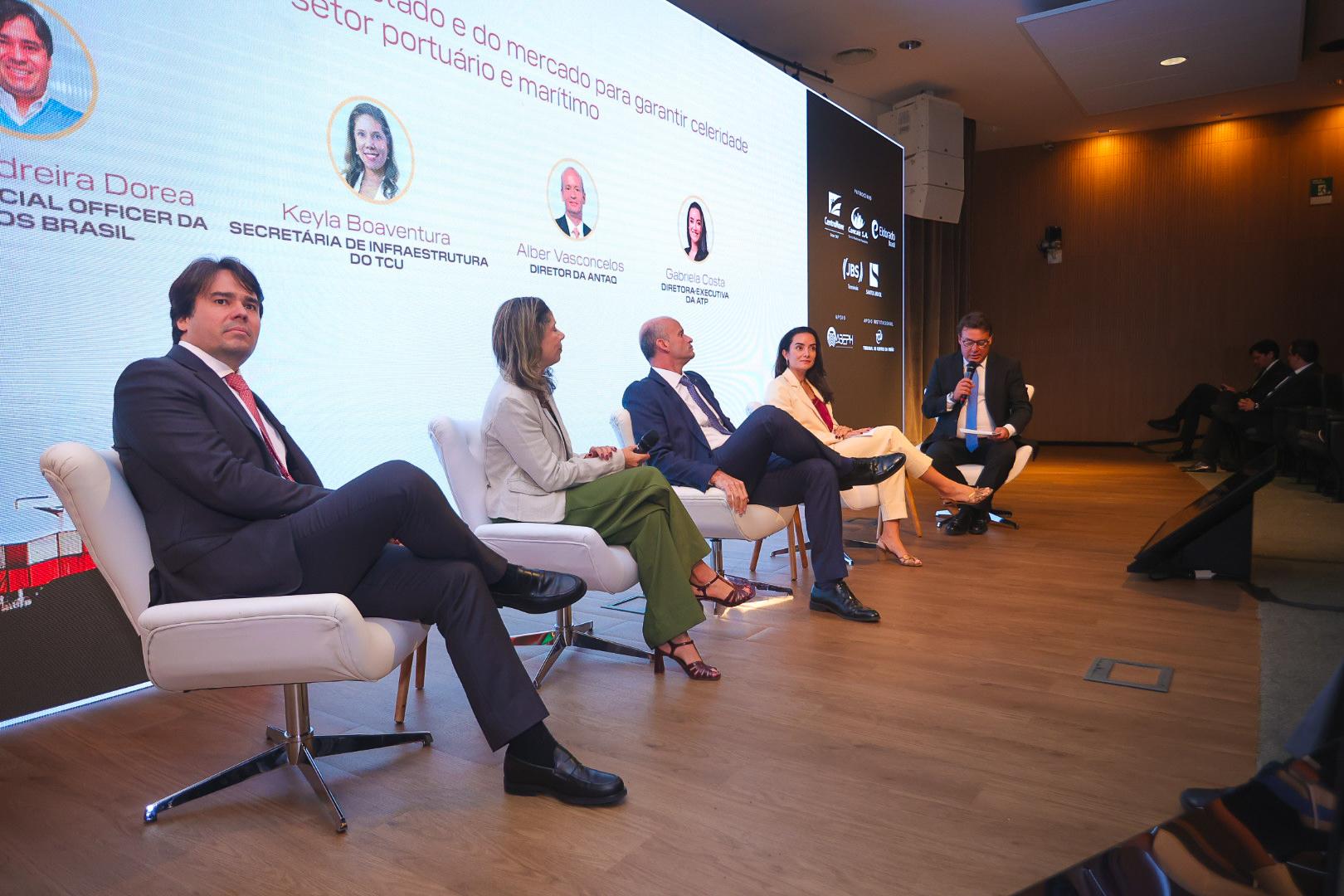 Daniel Dorea, da Santos Brasil; Keyla Boaventura, do TCU; Alber Vasconcelos, da Antaq; e Gabriela Costa, da ATP, analisaram o cenário nacional com mediação de Maxwell Rodrigues