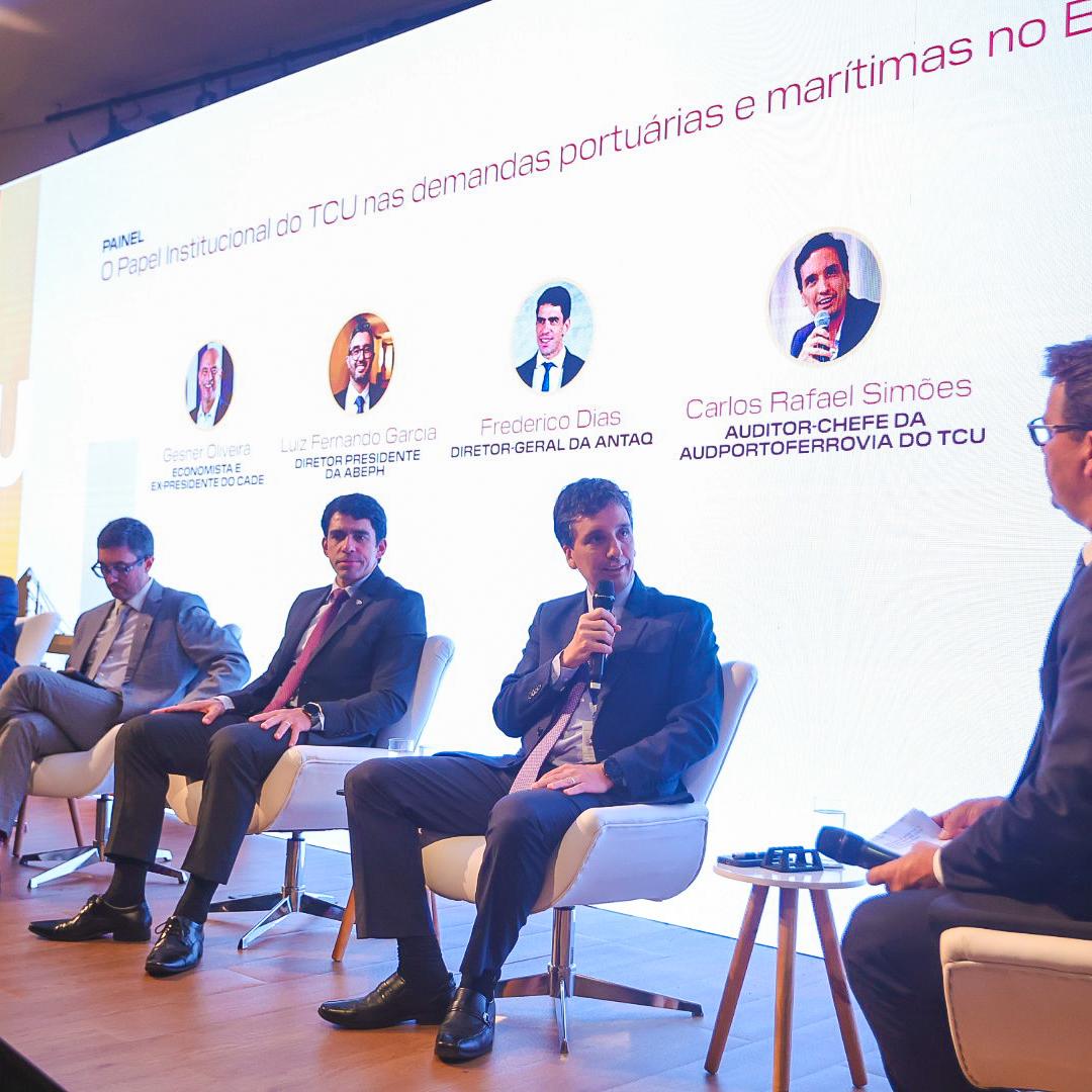 Gesner Oliveira, Luiz Fernando Garcia, Frederico Dias e Carlos Rafael Simões falaram sobre aprimoramento de órgãos públicos nos últimos anos