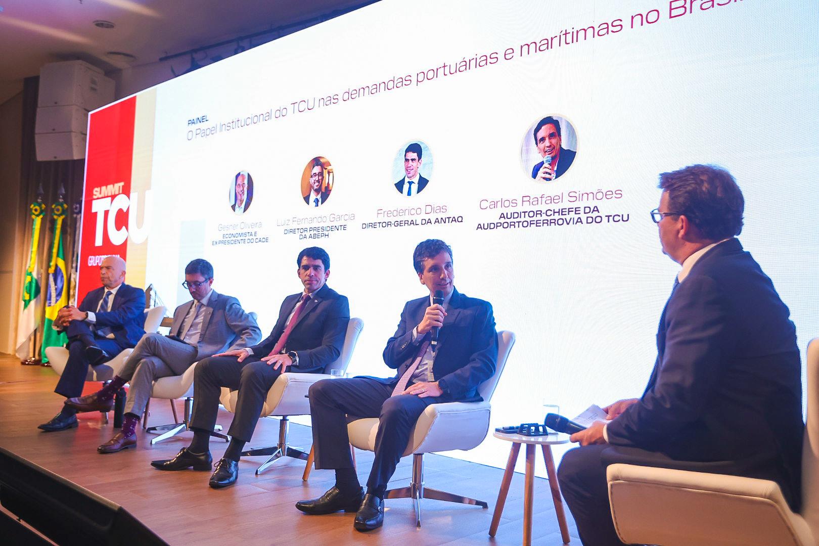 Gesner Oliveira, Luiz Fernando Garcia, Frederico Dias e Carlos Rafael Simões falaram sobre aprimoramento de órgãos públicos nos últimos anos