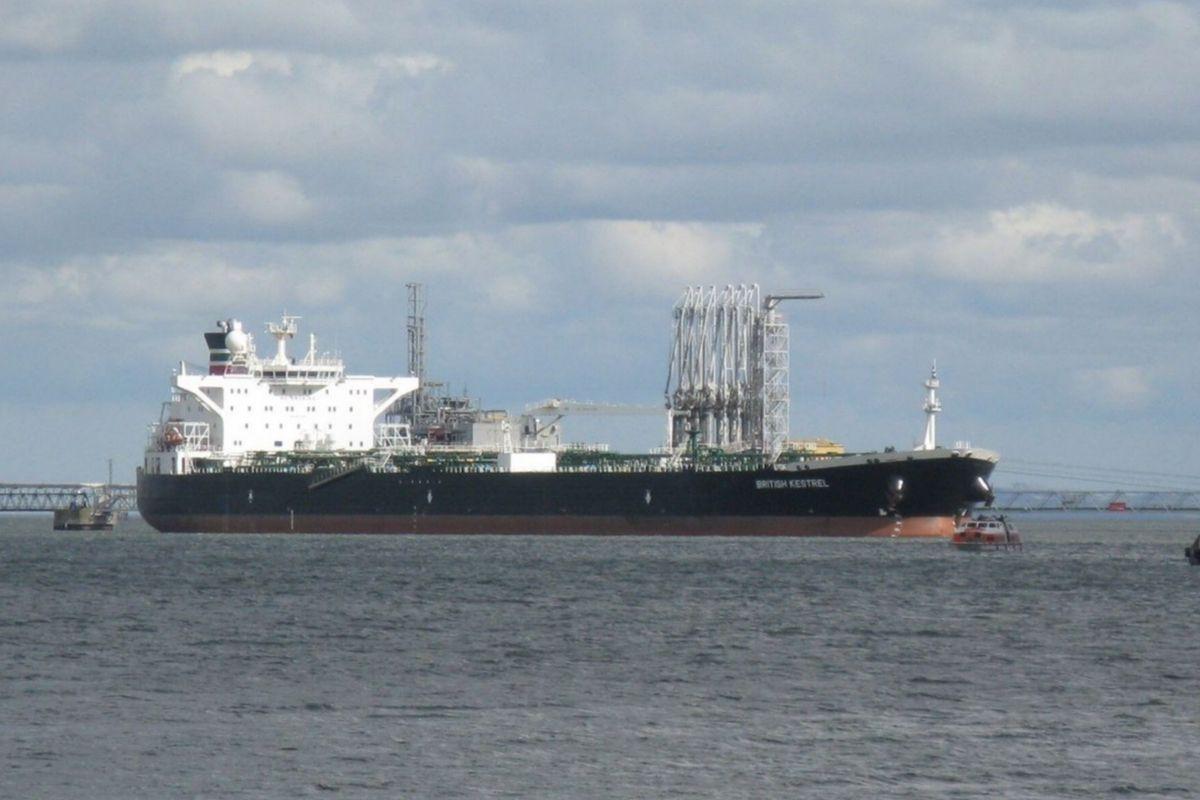 12º dia de guerra tem navio atingido no Estreito de Ormuz e ataques em Beirute, Dubai e Teerã