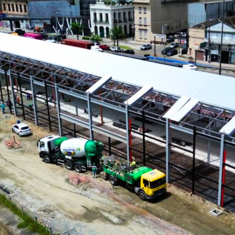 A concretagem do piso deve ser concluída até o final desta semana, junto com a pavimentação da área externa