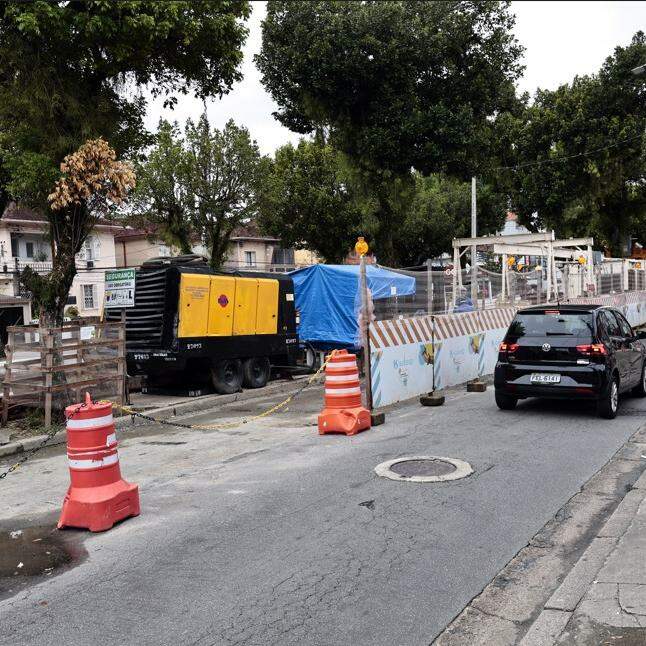 Tubulação de esgoto é trocada na Avenida Bernardino de Campos