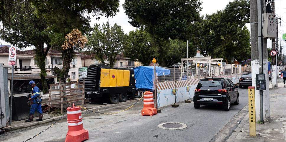 Tubulação de esgoto é trocada na Avenida Bernardino de Campos