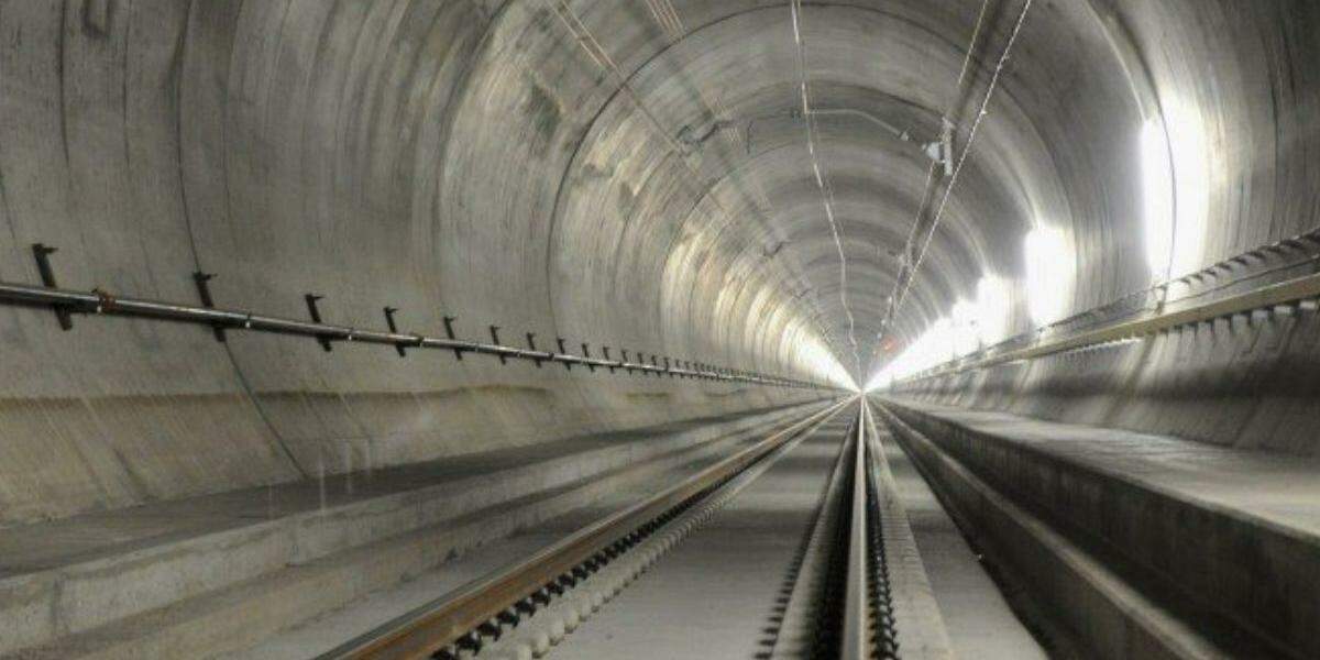 Túnel tem impressionantes 57 quilômetros de extensão e até 2.300 metros de profundidade