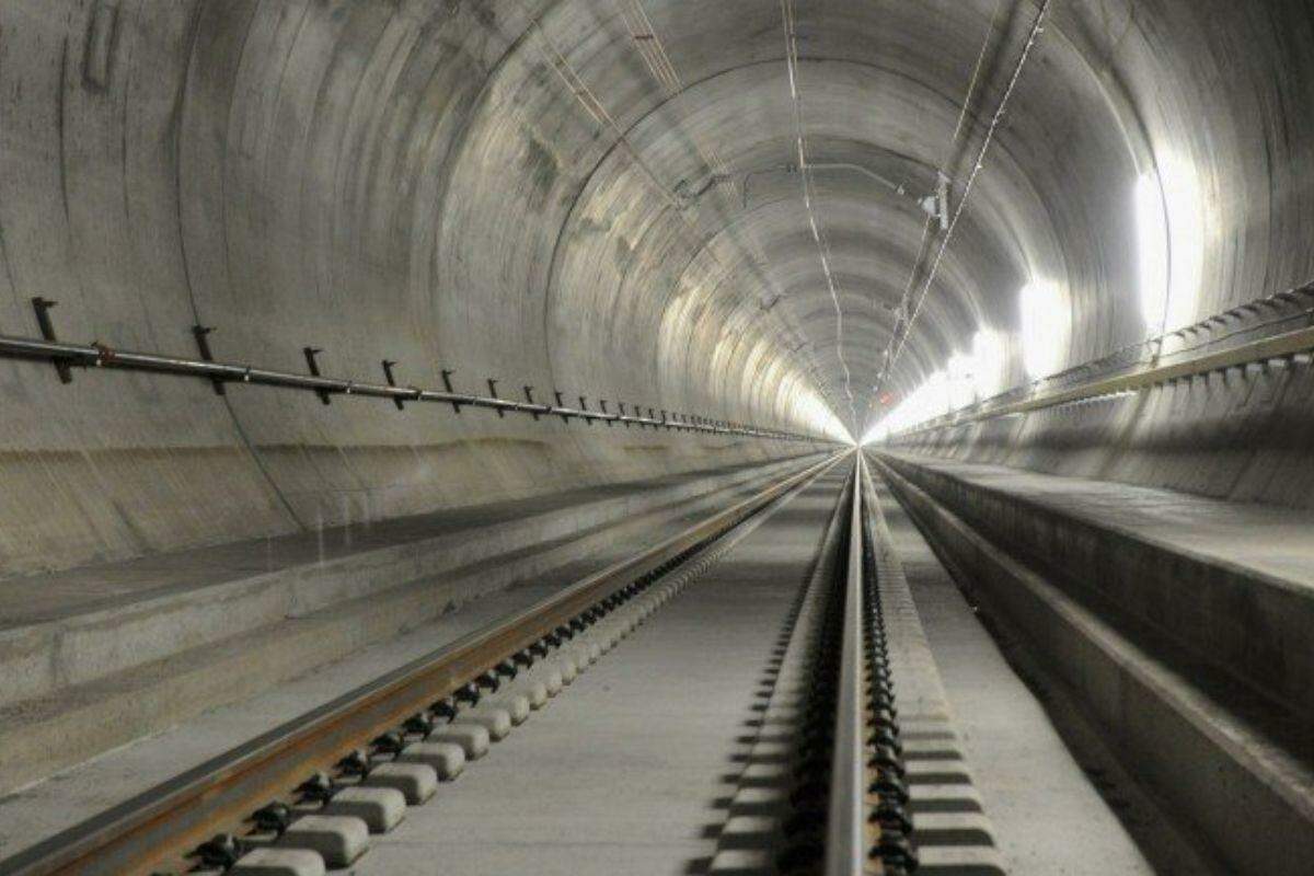 Túnel tem impressionantes 57 quilômetros de extensão e até 2.300 metros de profundidade