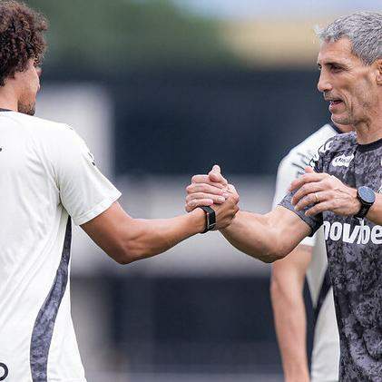 O técnico Juan Pablo Vojvoda cumprimenta Willian Arão, que completou 34 anos nesta quinta (12)