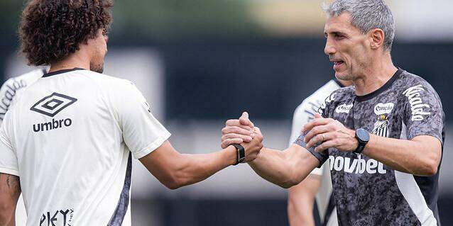 O técnico Juan Pablo Vojvoda cumprimenta Willian Arão, que completou 34 anos nesta quinta (12)