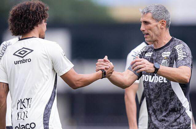 O técnico Juan Pablo Vojvoda cumprimenta Willian Arão, que completou 34 anos nesta quinta (12)