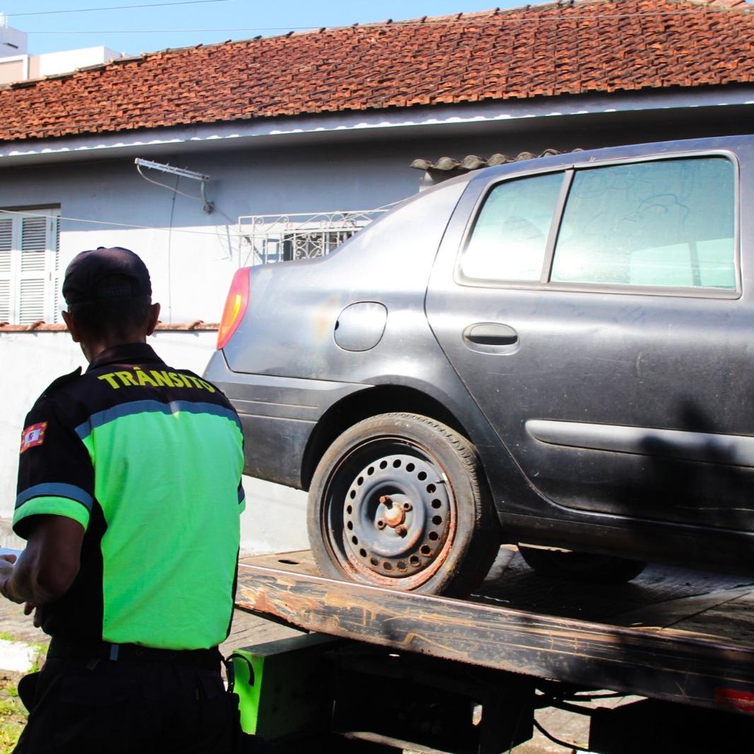 Carros removidos estavam abandonados e sem condição de circular