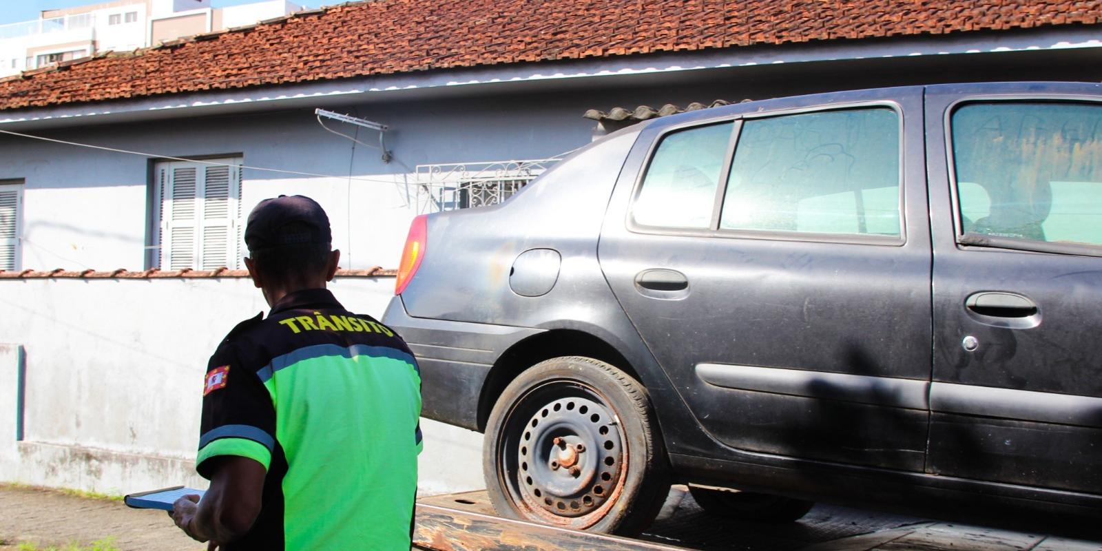 Carros removidos estavam abandonados e sem condição de circular