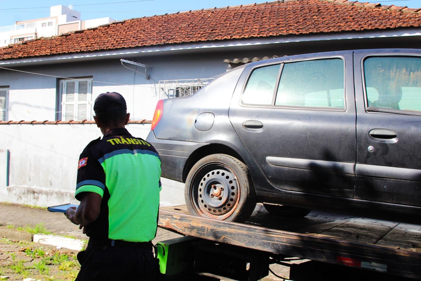 Carros removidos estavam abandonados e sem condição de circular