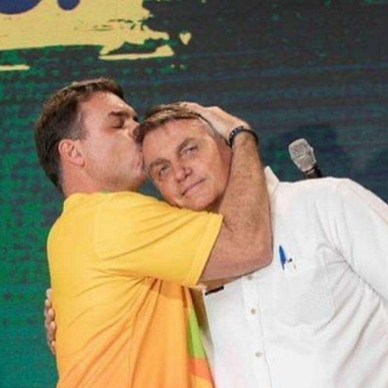  Com vômitos e calafrios, Bolsonaro é levado para hospital, diz Flávio