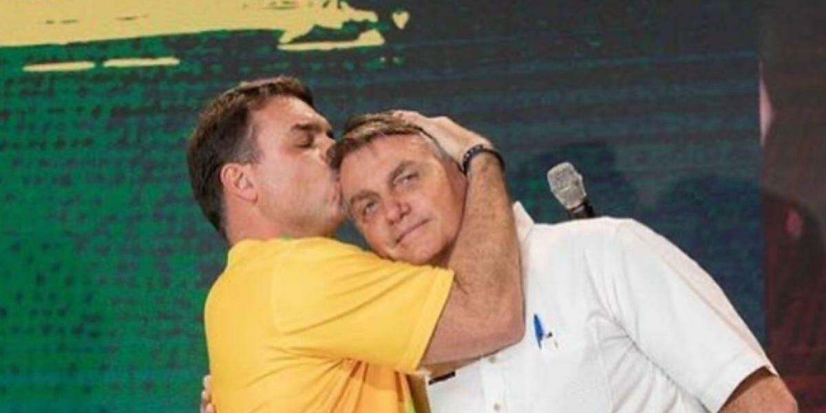  Com vômitos e calafrios, Bolsonaro é levado para hospital, diz Flávio