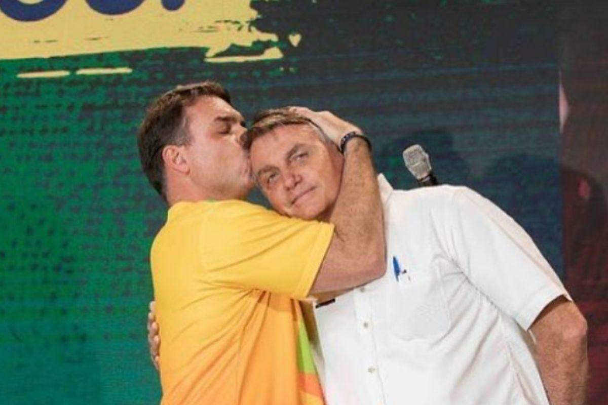  Com vômitos e calafrios, Bolsonaro é levado para hospital, diz Flávio