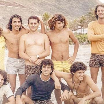 Caetano (segundo em pé da esq. para a dir.) e amigos na Praia do Tombo nos anos 1970