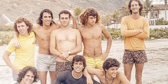 Caetano (segundo em pé da esq. para a dir.) e amigos na Praia do Tombo nos anos 1970