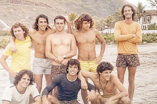 Caetano (segundo em pé da esq. para a dir.) e amigos na Praia do Tombo nos anos 1970