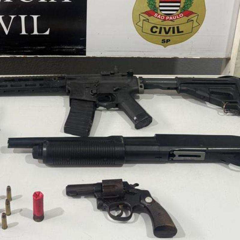 Além da réplica de fuzil, policiais apreenderam réplica de espingarda e um revólver municiado