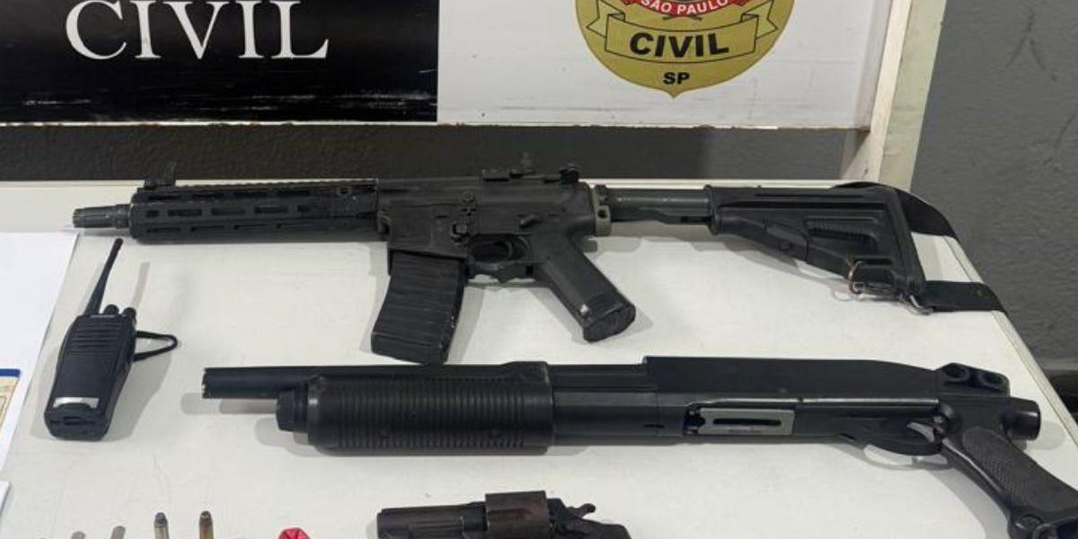 Além da réplica de fuzil, policiais apreenderam réplica de espingarda e um revólver municiado