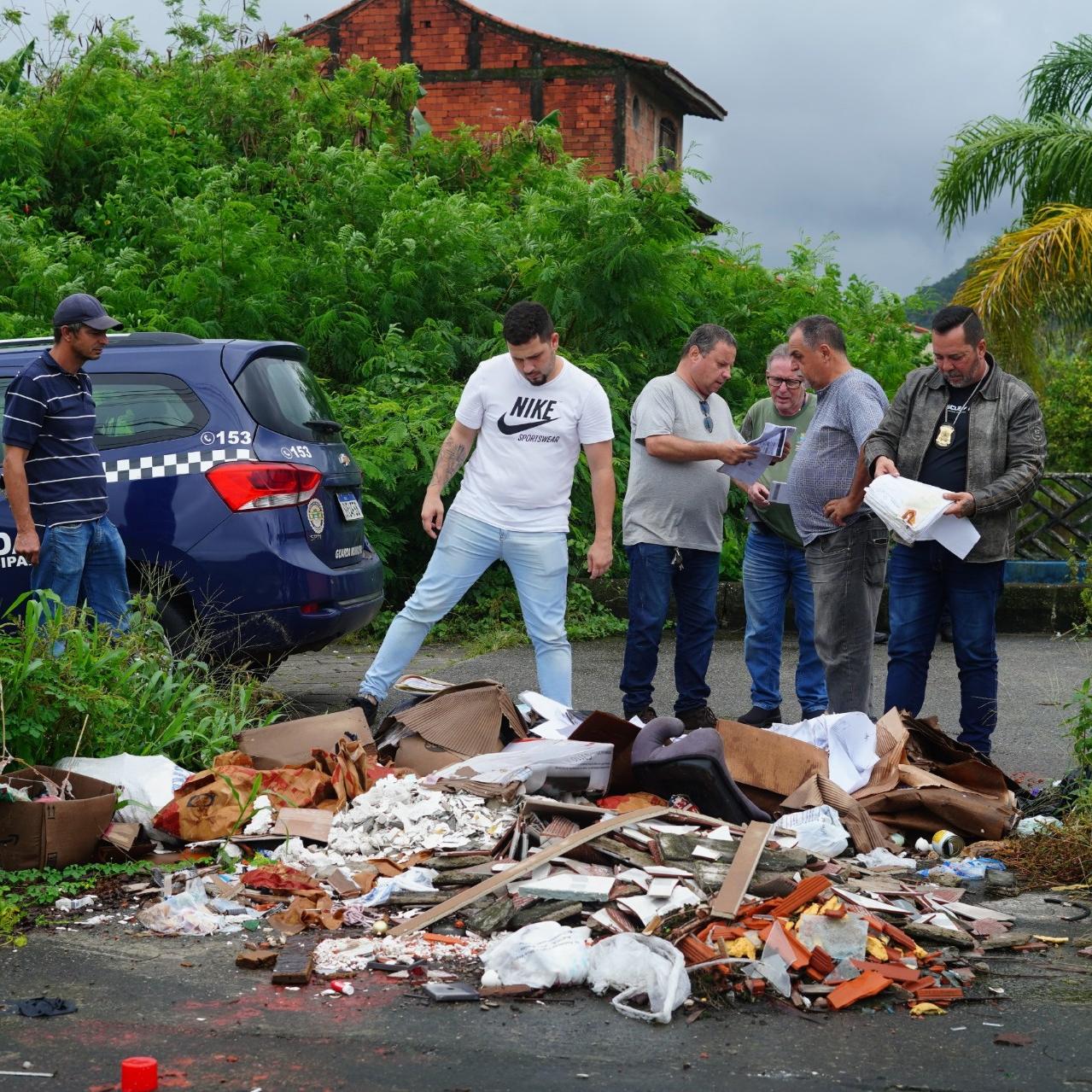 Para evitar prejuízos aos cidadãos cujos dados constavam nos documentos, funcionários da equipe de Serviços Externos recolheram todo o material encontrado no local