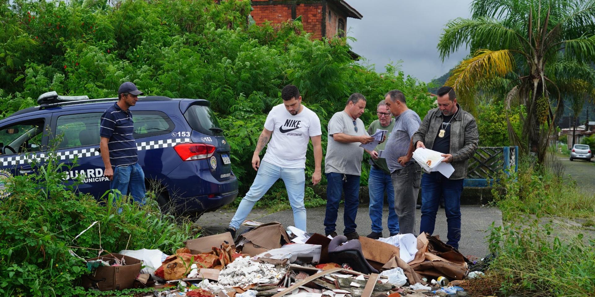 Para evitar prejuízos aos cidadãos cujos dados constavam nos documentos, funcionários da equipe de Serviços Externos recolheram todo o material encontrado no local